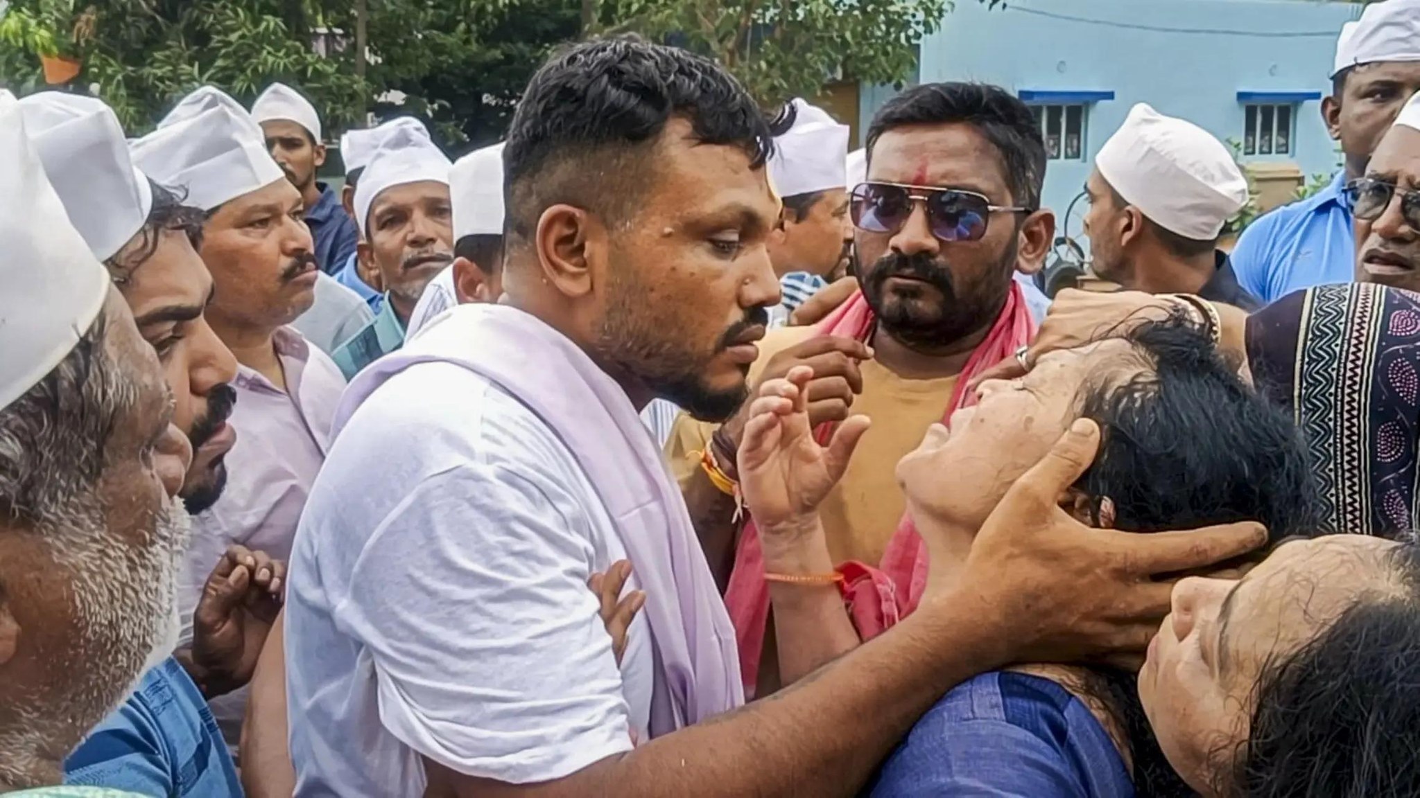 Read more about the article அகமதாபாத் விமான விபத்து: சகோதரர் உடலுக்கு விஸ்வாஸ் குமார் கண்ணீர் மல்க அஞ்சலி!