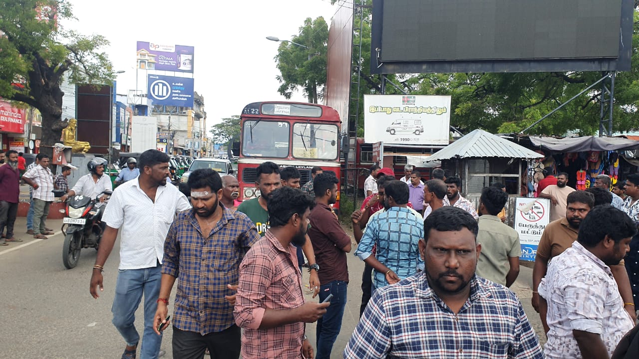 Read more about the article அத்துமீறும் இலங்கை போக்குவரத்து சபை : வடக்கை முடக்கி போராட்டத்தில் குதிக்கும் தனியார் பேருத்துகள்