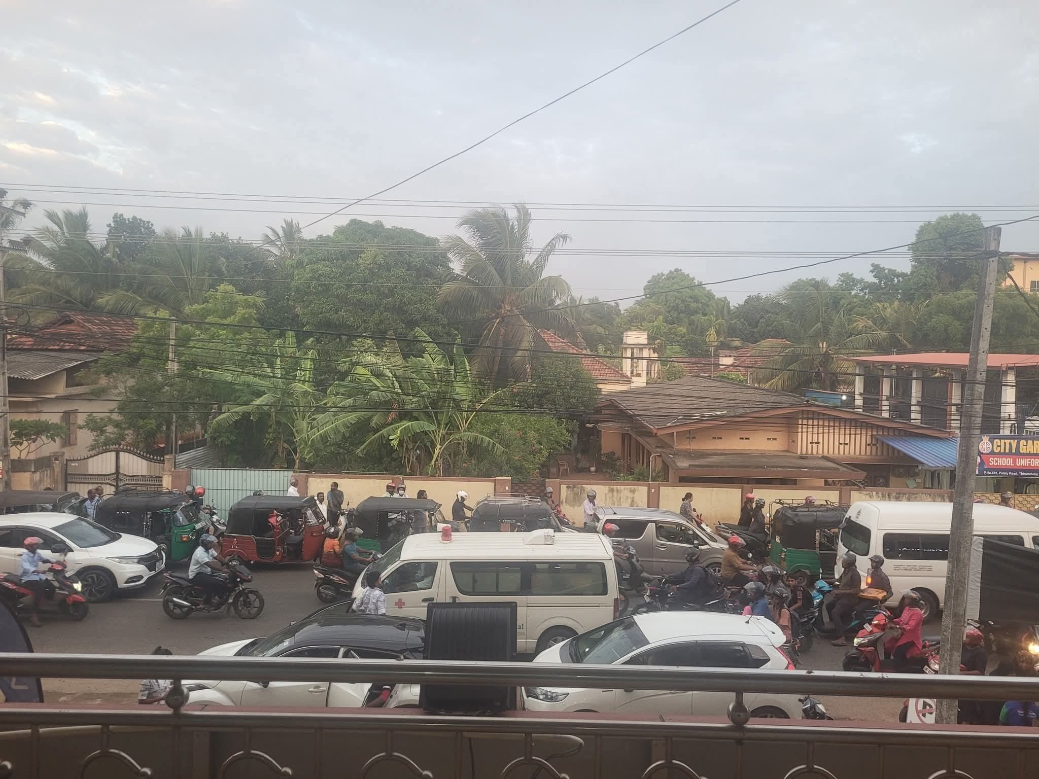 Read more about the article <span class="photo-label">🔴 PHOTO</span> யாழில் எரிபொருளுக்கு முண்டியடித்த பொது மக்கள்