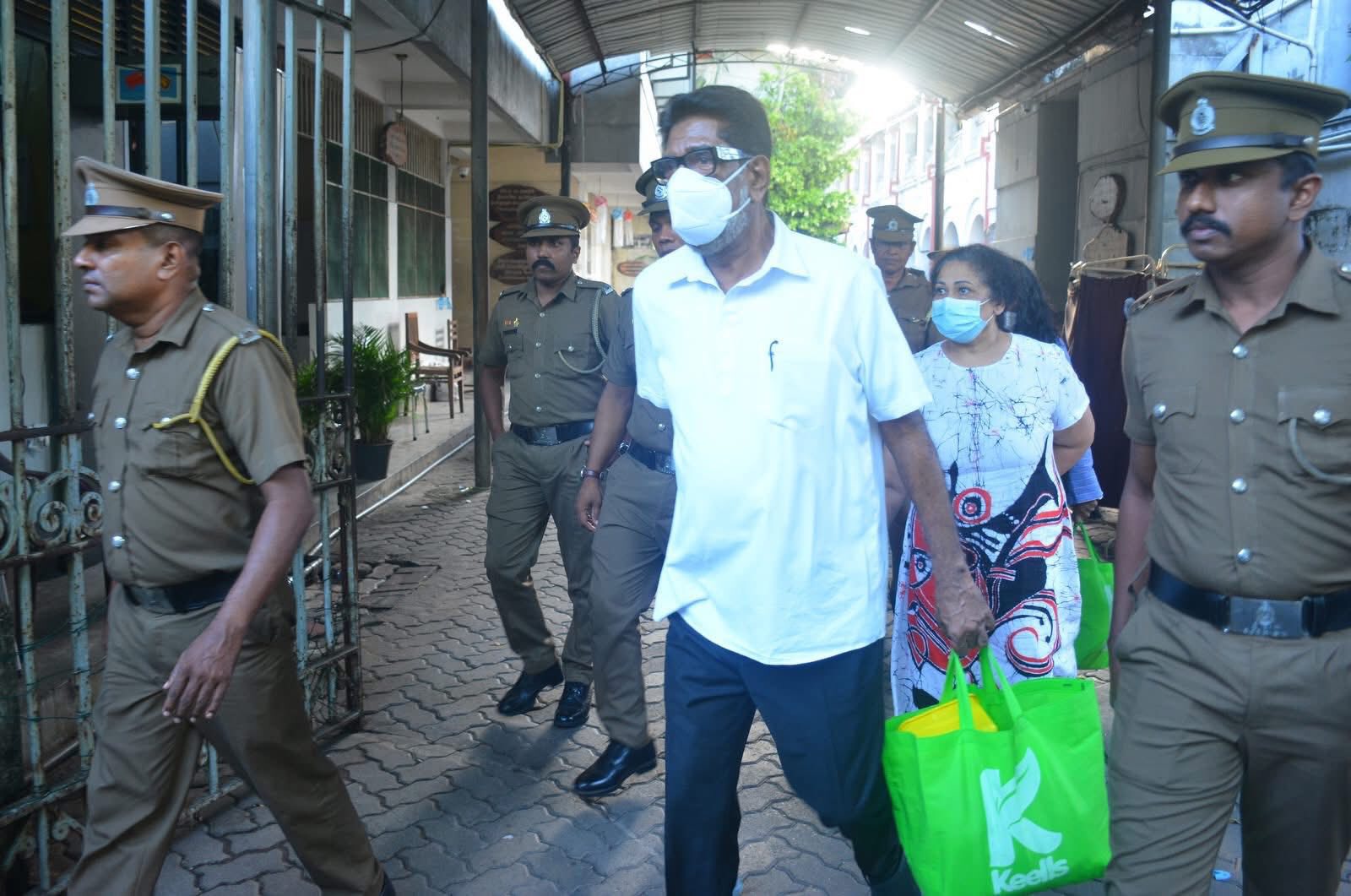 Read more about the article கெஹலிய, அவரது மனைவி, மகள் பிணையில் விடுதலை!