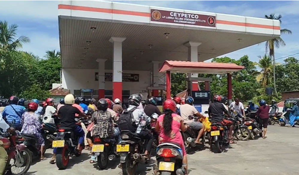 Read more about the article யாழில் மீண்டும் எரிபொருளுக்கு நீண்ட வரிசை!