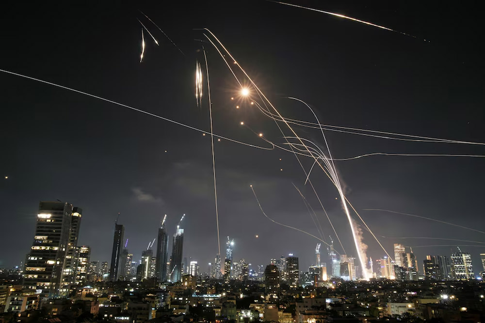 Read more about the article இஸ்ரேல் மீது மீண்டும் ஏவுகணை தாக்குதல்களை ஈரான் ஆரம்பித்துள்ளது