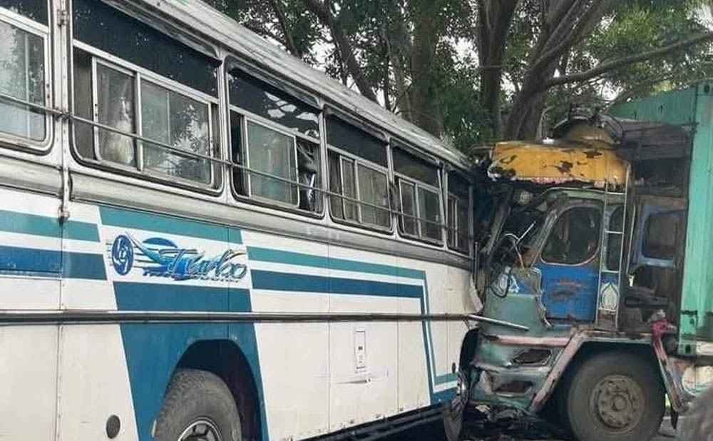 Read more about the article பேருந்து கொள்கலன் லொறியுடன் மோதி கோர விபத்து! 18 பேர் காயம்