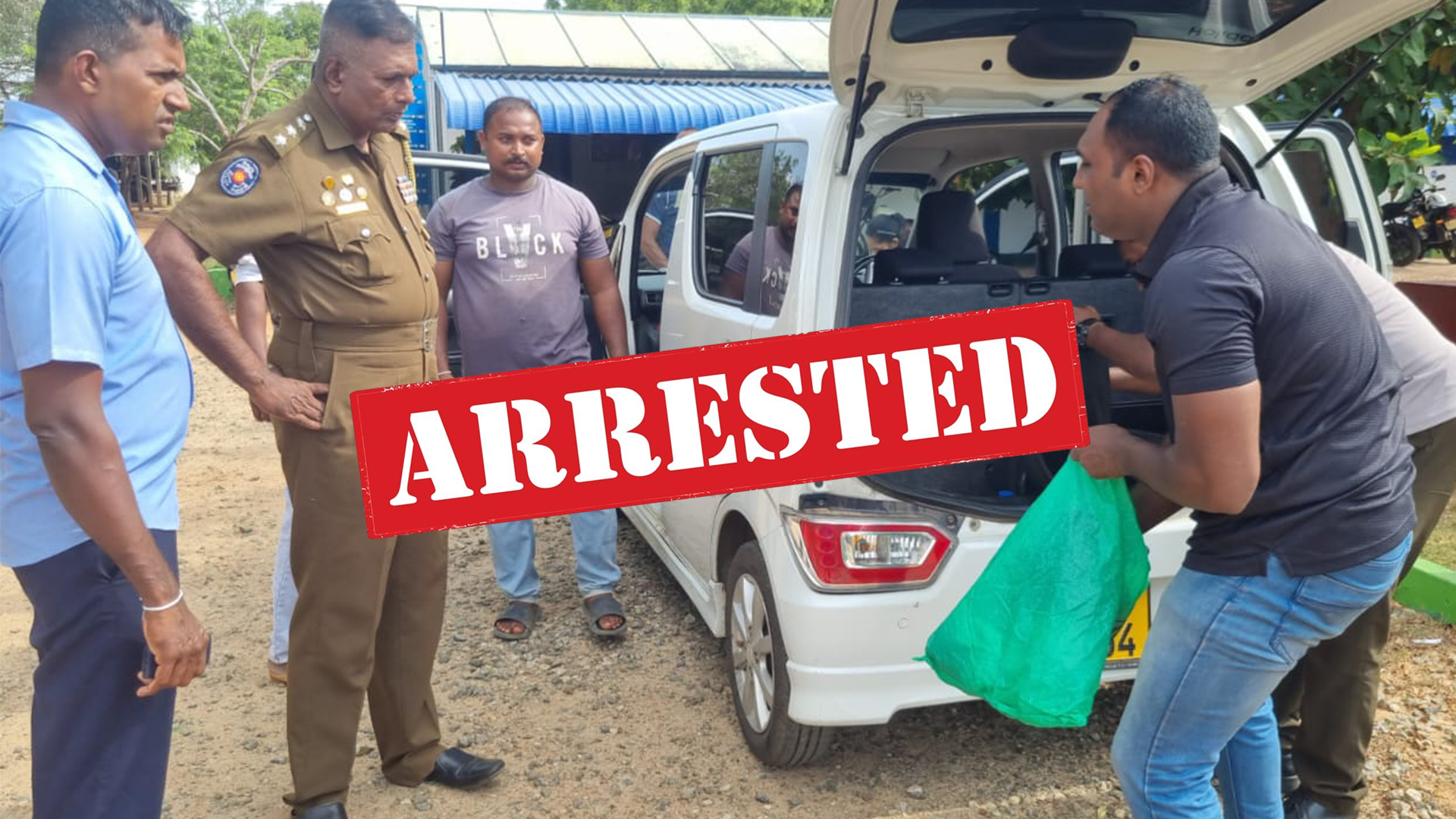 Read more about the article <span class="photo-label">🔴 PHOTO</span> வெகனார் வாகனத்தில் சென்ற இளைஞன் யுவதி கைது