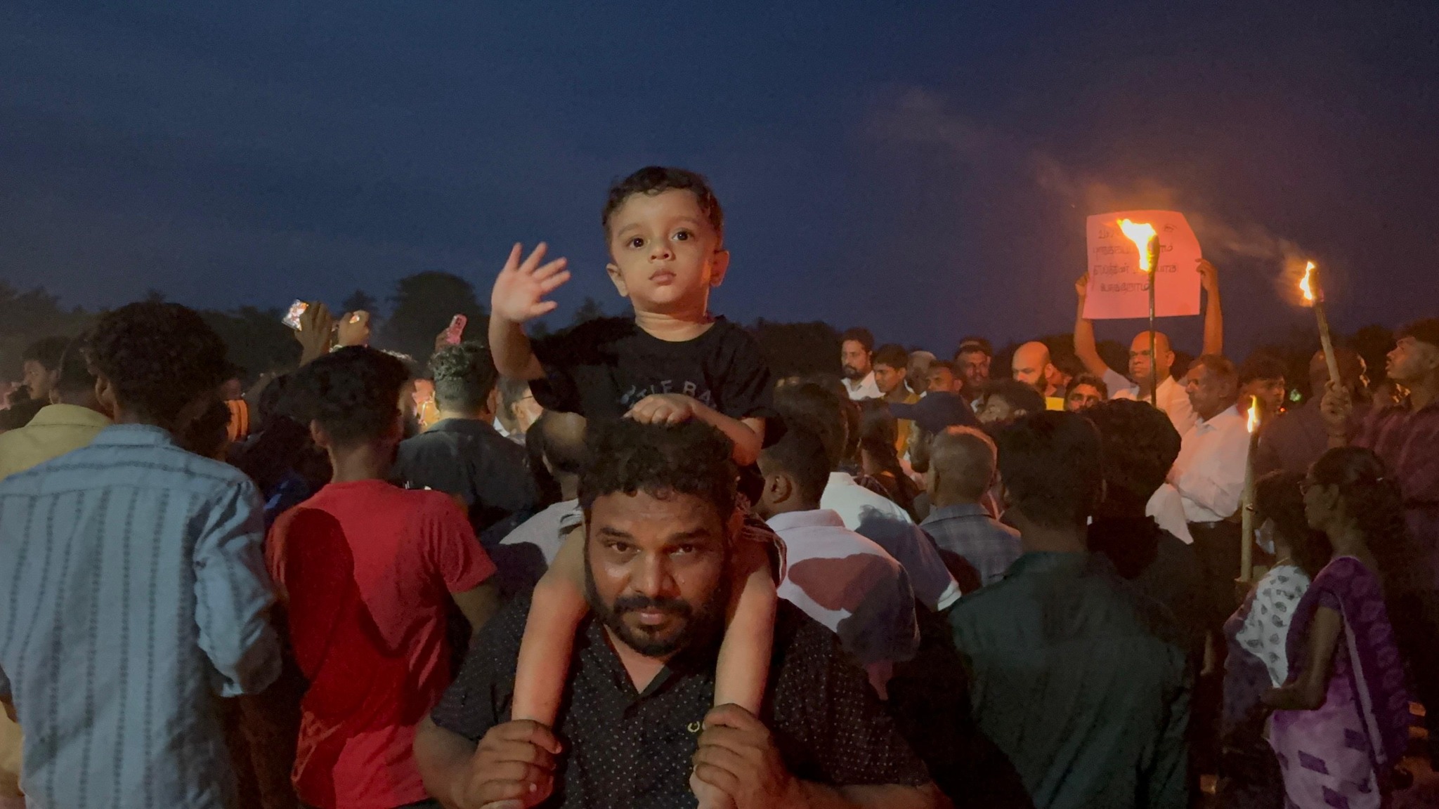 Read more about the article <span class="photo-label">🔴 PHOTO</span> செம்மணி மனித புதைகுழிக்கு ஆதரவு வழங்கும் முகமாக தீப்பந்தம் ஏந்திய போராட்டம்!