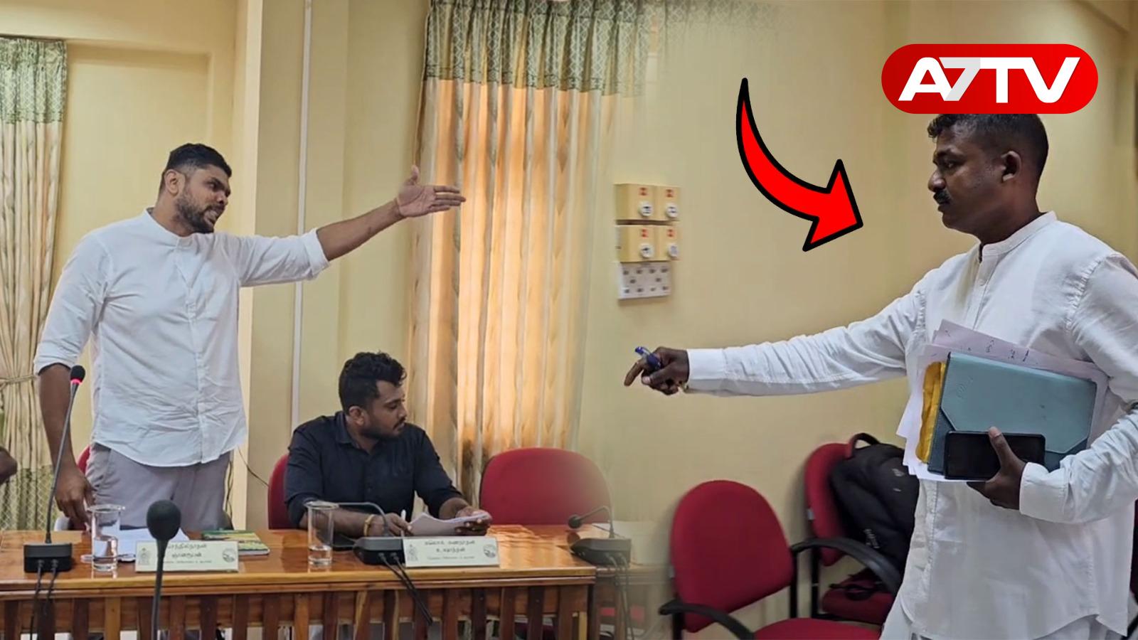 Read more about the article <span class="video-label">🔴 VIDEO</span> மானிப்பாய் பிரதேச சபையின் அமர்வில் கடும் குழப்பம்! செம்மணி பற்றி இங்கு பேசக்கூடாது!