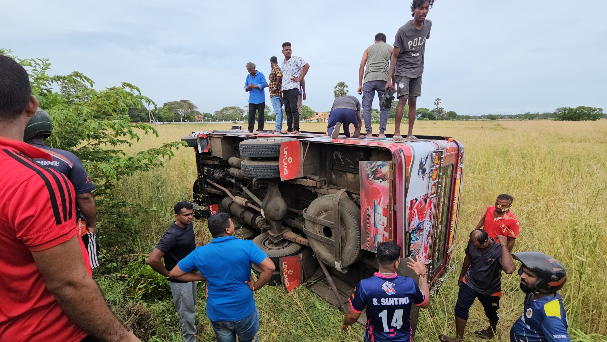 Read more about the article <span class="photo-label">🔴 PHOTO</span> யாழ். அராலியில் வயலுக்குள் பாய்ந்த தனியார் போக்குவரத்து பேருந்து!