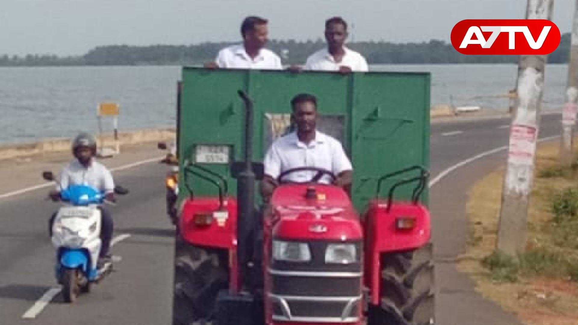 Read more about the article <span class="photo-label">🔴 PHOTO</span> மட்டக்களப்பில் குப்பை ஏற்றும் வாகனத்தில் சென்ற தமிழரசுக் கட்சியின் தவிசாளர்கள்