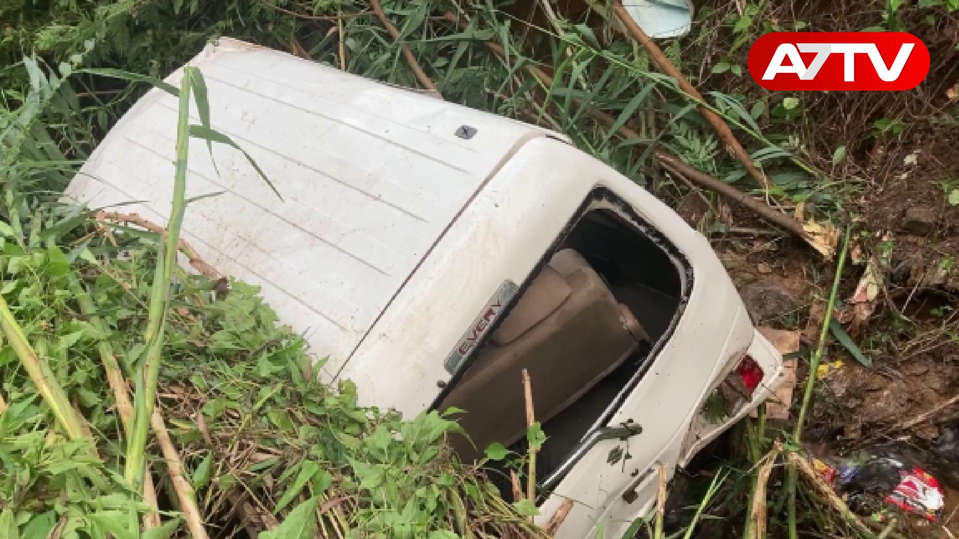 Read more about the article வீதியை விட்டு விலகி 70 அடி பள்ளத்தில் விழுந்த வேன் : பலர் படுகாயம்!