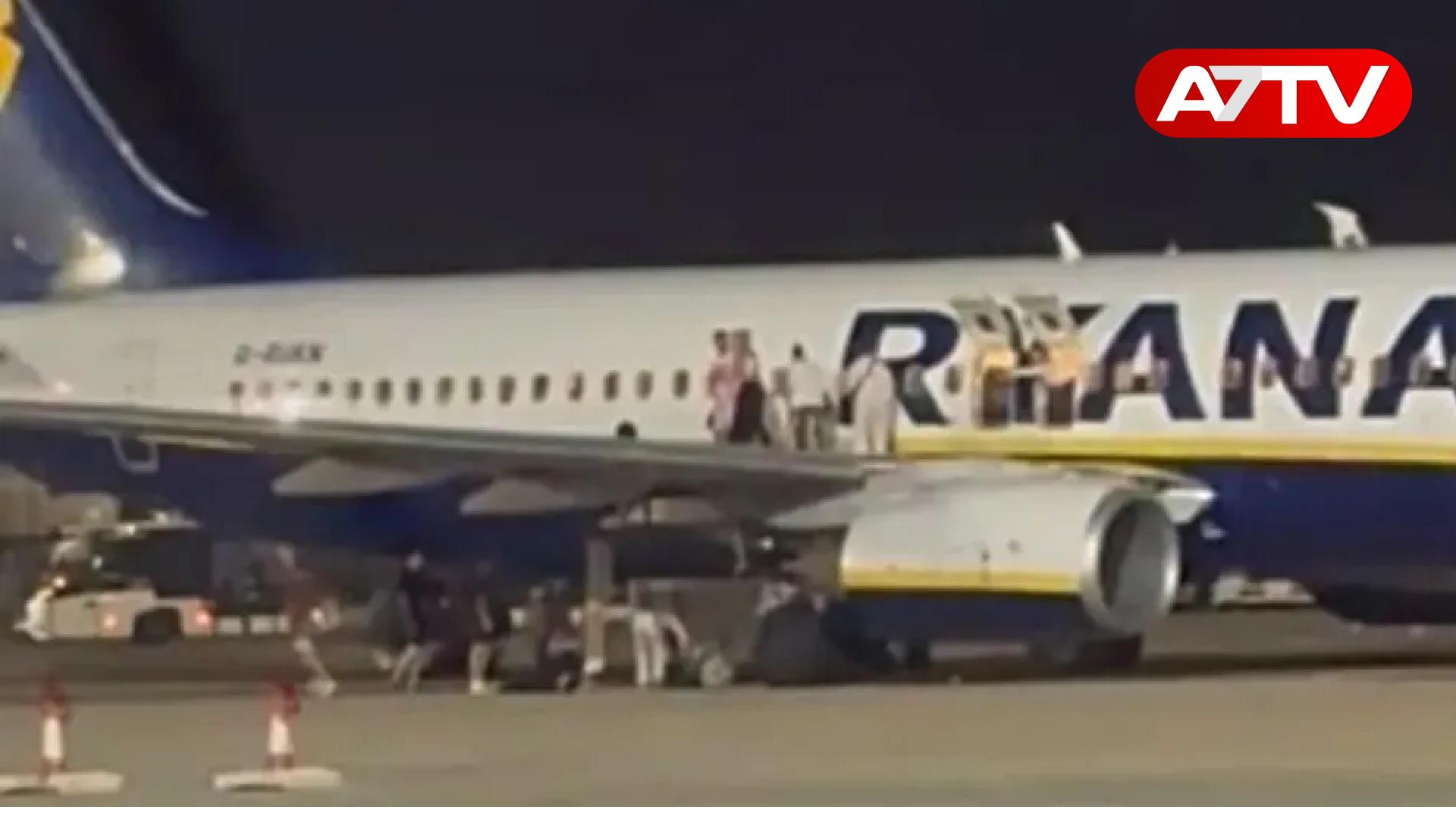 Read more about the article <span class="video-label">🔴 VIDEO</span> புறப்படத் தயாராக இருந்த விமானத்தில் தீ விபத்து : பலர் படுகாயம்