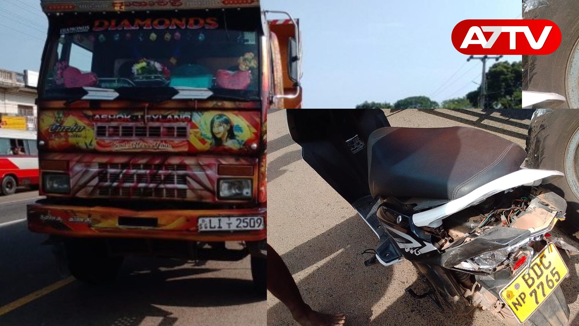 Read more about the article <span class="video-label">🔴 VIDEO</span> கிளிநொச்சியில் கோர விபத்து : பெண் பலி- சாரதியை தாக்கிய பொதுமக்கள்!