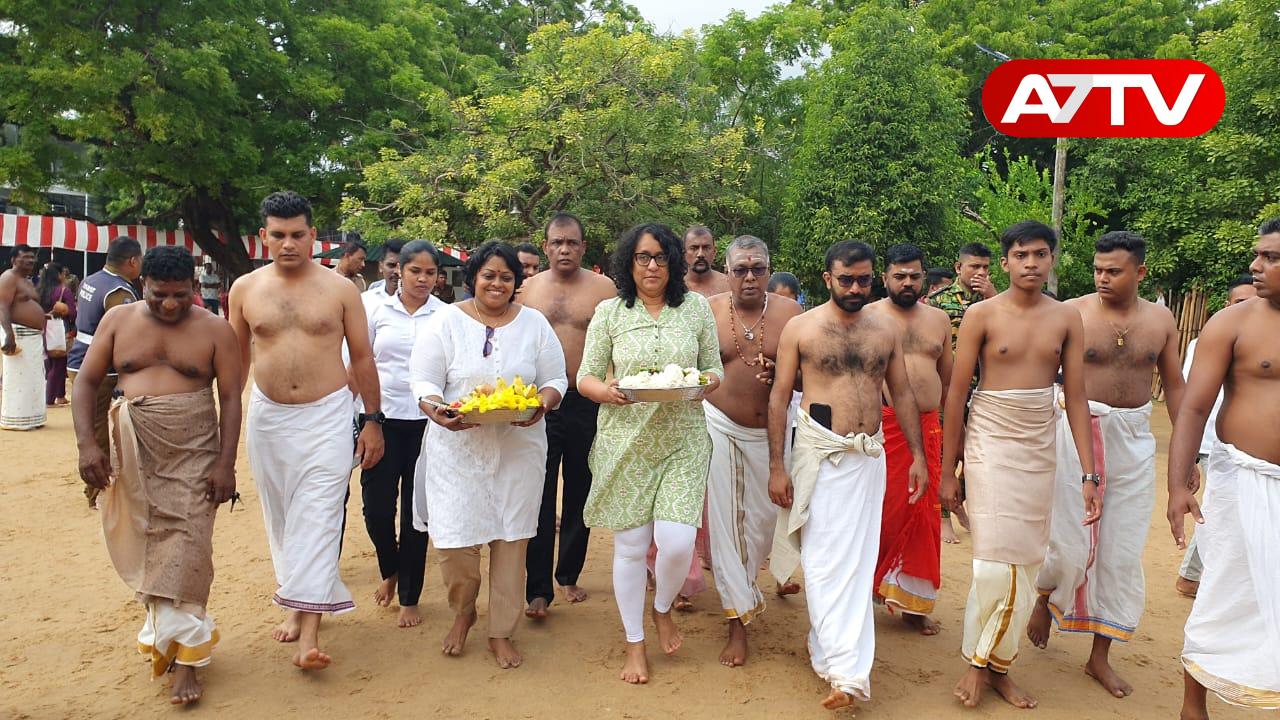 Read more about the article <span class="photo-label">🔴 PHOTO</span> நல்லூர் ஆலயத்தில் வழிபாட்டில் ஈடுபட்டார் பிரதமர்