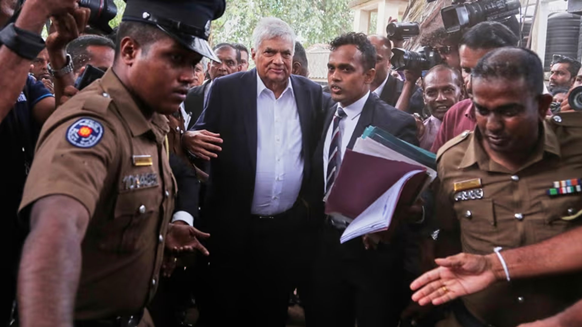 Read more about the article முன்னாள் ஜனாதிபதி ரணில் விக்ரமசிங்க விளக்கமறியலில்