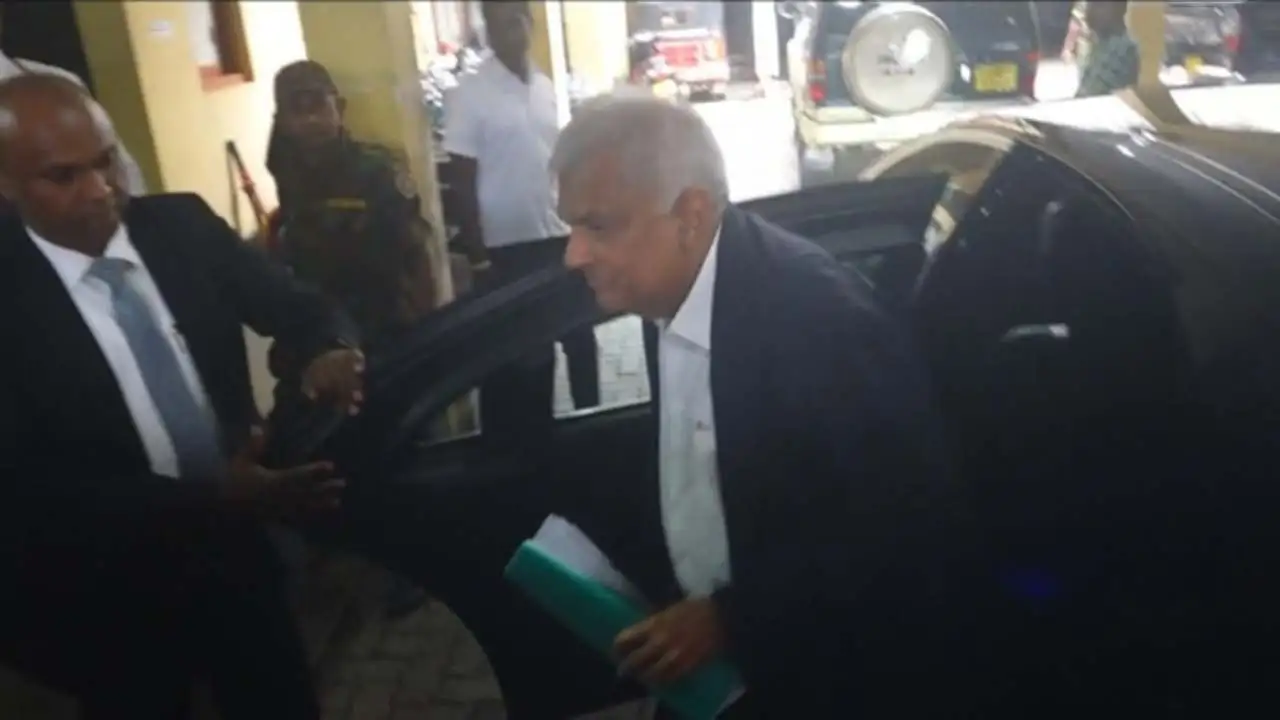 Read more about the article இலங்கை வரலாற்றில் கைதான முதல் ஜனாதிபதியாக ரணில்!