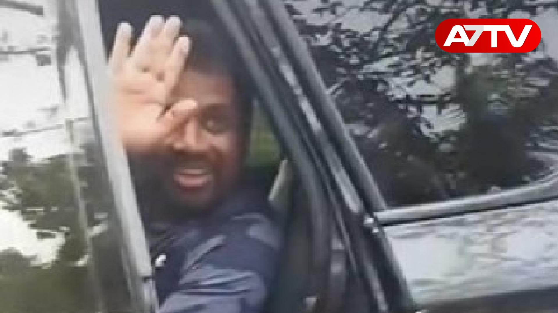 Read more about the article வீதியில் காரை நிறுத்தி மக்களுக்கு “ஹாய்” சொன்ன ஜனாதிபதி அநுர: வைரலாகும் காணொளி!