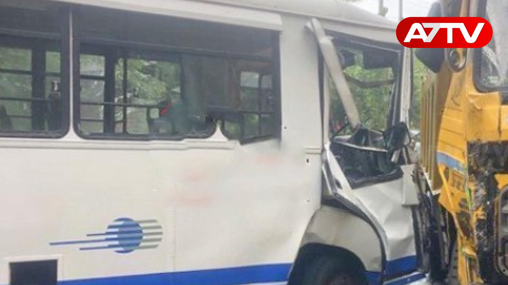 Read more about the article தனியார் நிறுவன ஊழியர்களை ஏற்றிச் சென்ற பேரூந்து விபத்து – பலர் படுகாயம்