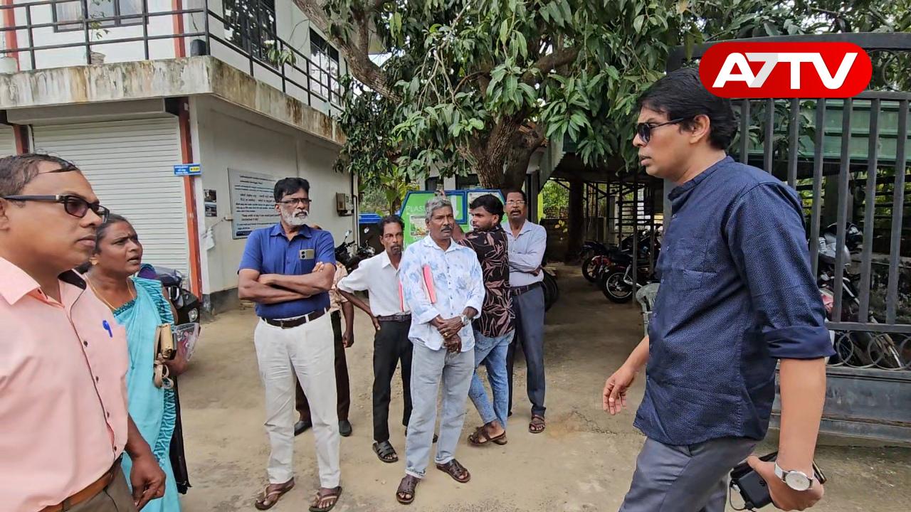 Read more about the article <span class="video-label">🔴 VIDEO</span> பெண் உறுப்பினர்களை தாக்கும் பாணியில் சென்ற அருச்சுனா – வேடிக்கை பார்த்த பொலிஸார்!