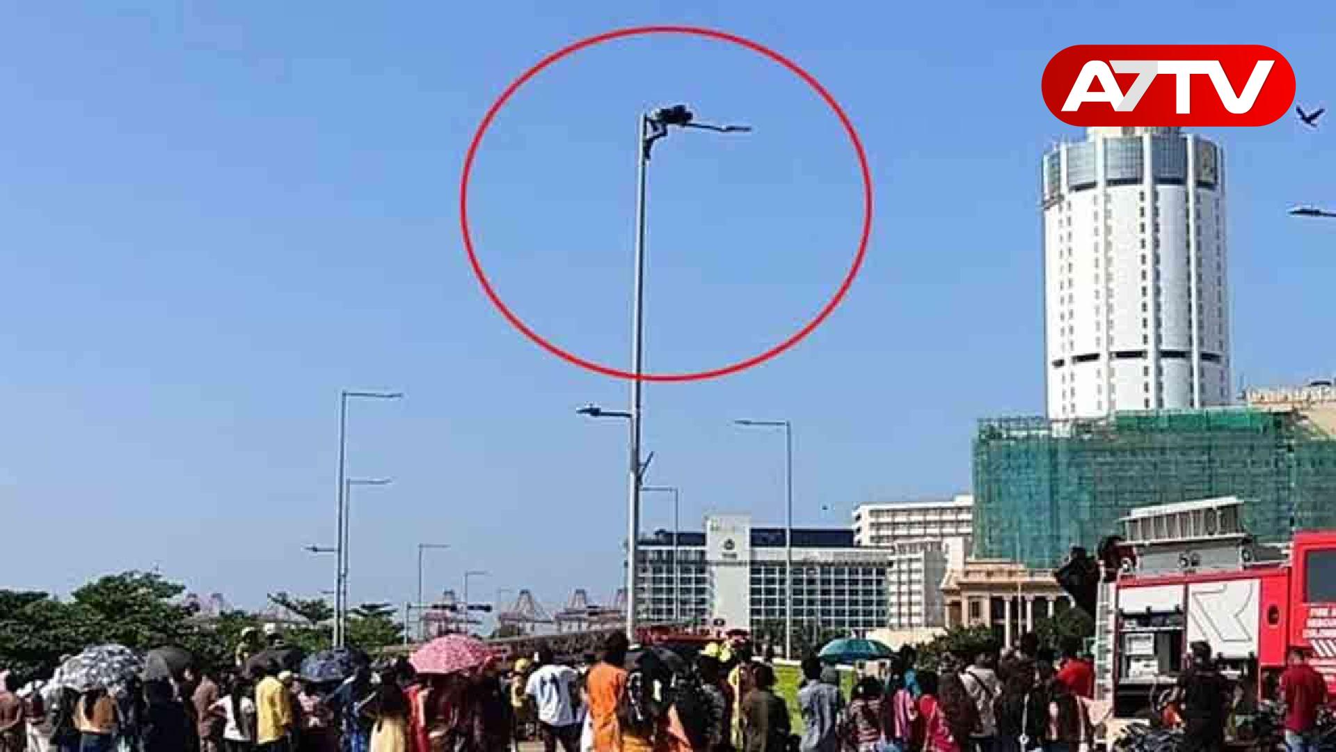 Read more about the article காலி முகத்திடலில் மின்சாரக் கம்பத்தில் ஏறிய நபரால் பரபரப்பு!