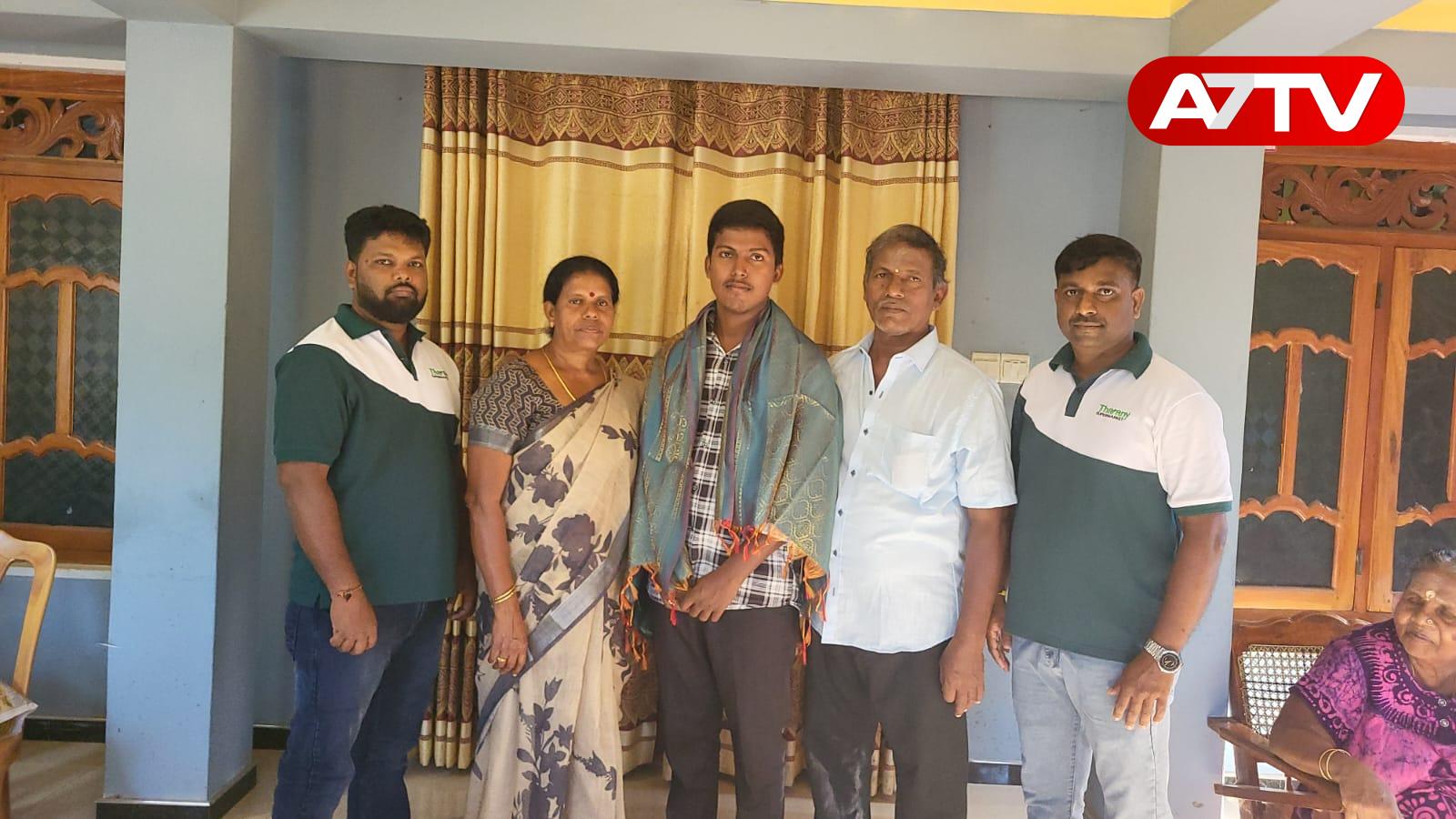 Read more about the article சாதனை படைத்த கிளிநொச்சி மாணவன்: தங்க மோதிரத்தை பரிசளித்த சுவிஸ் வாழ் தொழிலதிபர்!
